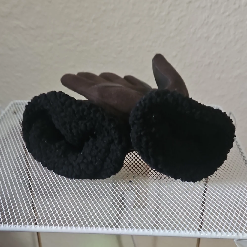Isotoner Brown Winter Gloves with Black Trim Size L/XL